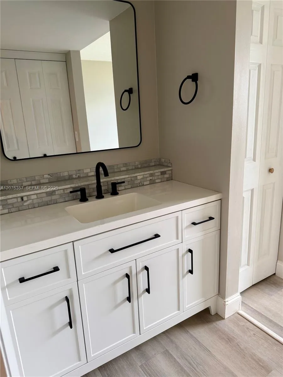 1520 Whitehall Dr #206 Davie, FL 33324