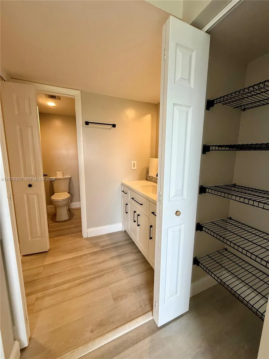 1520 Whitehall Dr #206 Davie, FL 33324