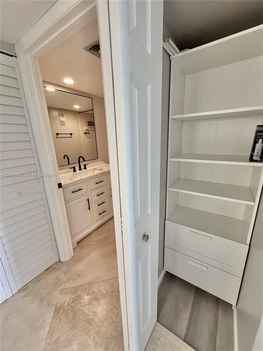 1520 Whitehall Dr #206 Davie, FL 33324