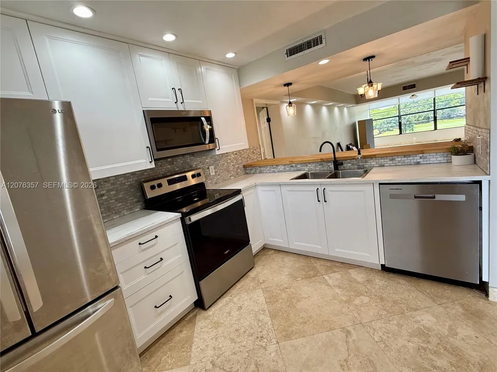 1520 Whitehall Dr #206 Davie, FL 33324