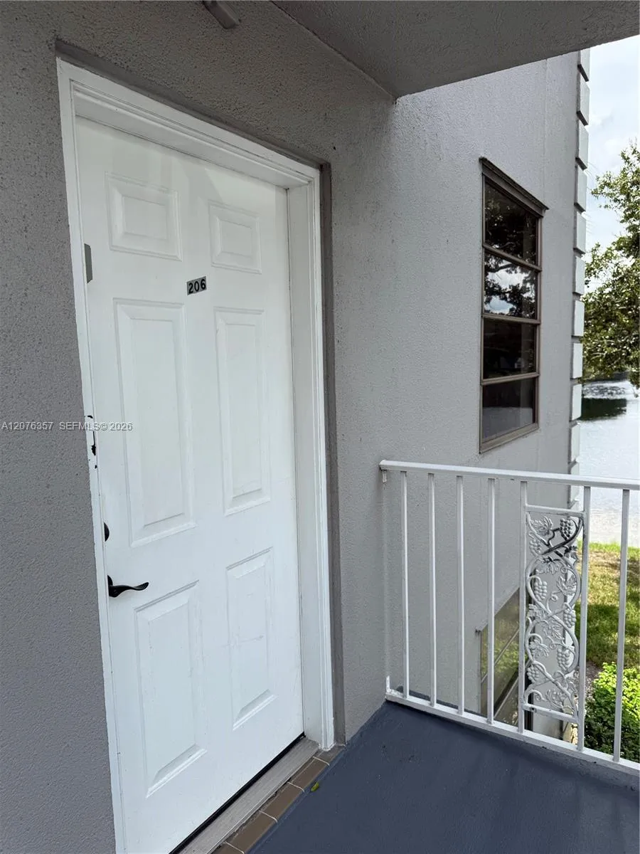 1520 Whitehall Dr #206 Davie, FL 33324