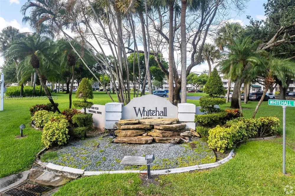 1520 Whitehall Dr #206 Davie, FL 33324