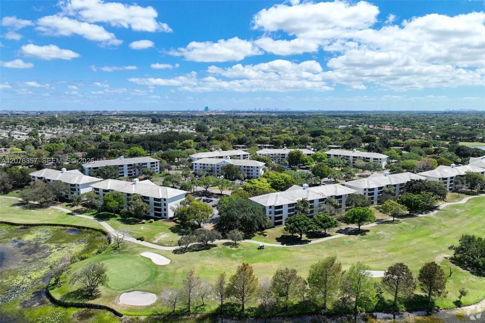 1520 Whitehall Dr #206 Davie, FL 33324