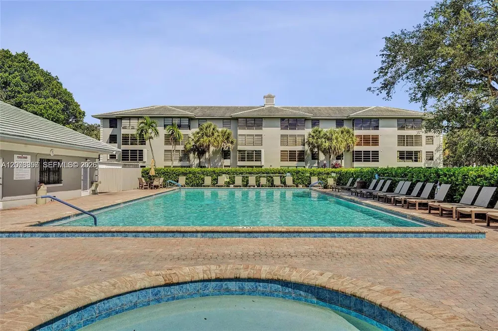 1520 Whitehall Dr #206 Davie, FL 33324