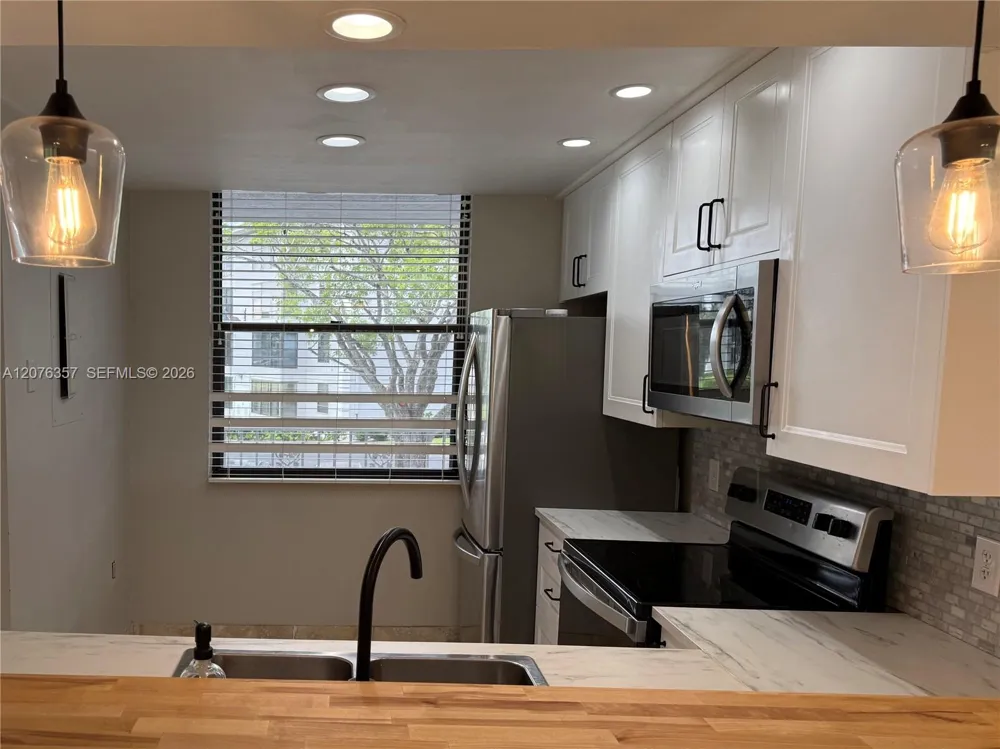 1520 Whitehall Dr #206 Davie, FL 33324