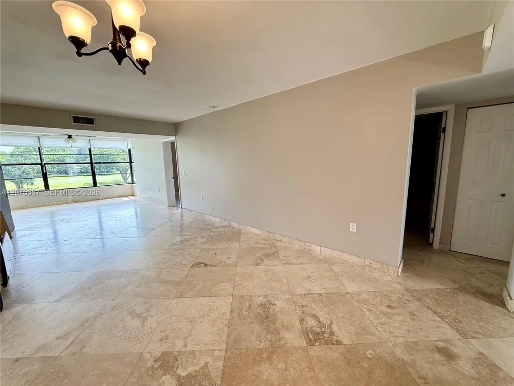 1520 Whitehall Dr #206 Davie, FL 33324