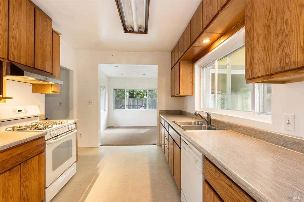 720 Windsor River Road Windsor, CA 95492