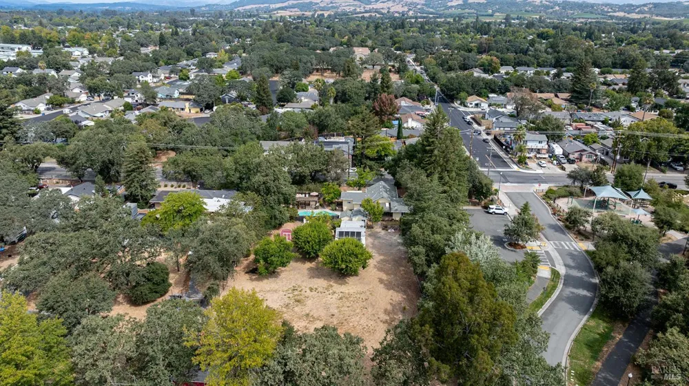 720 Windsor River Road Windsor, CA 95492