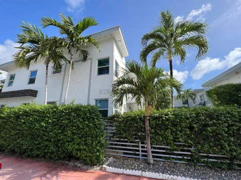 935 8th Street #2