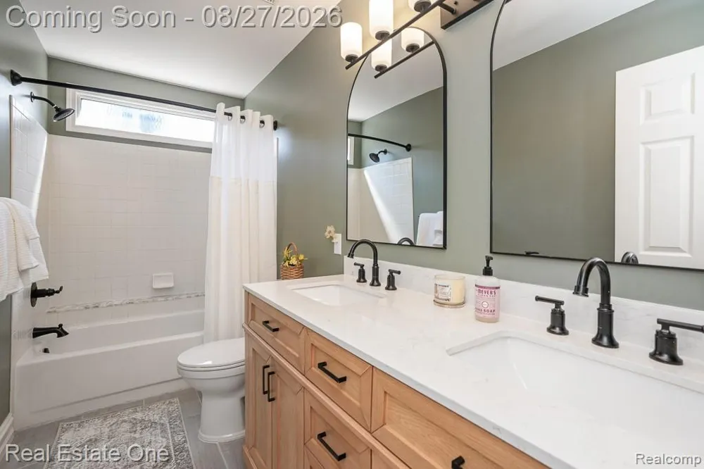 1026 Pointe Place Boulevard Rochester City, MI 48307