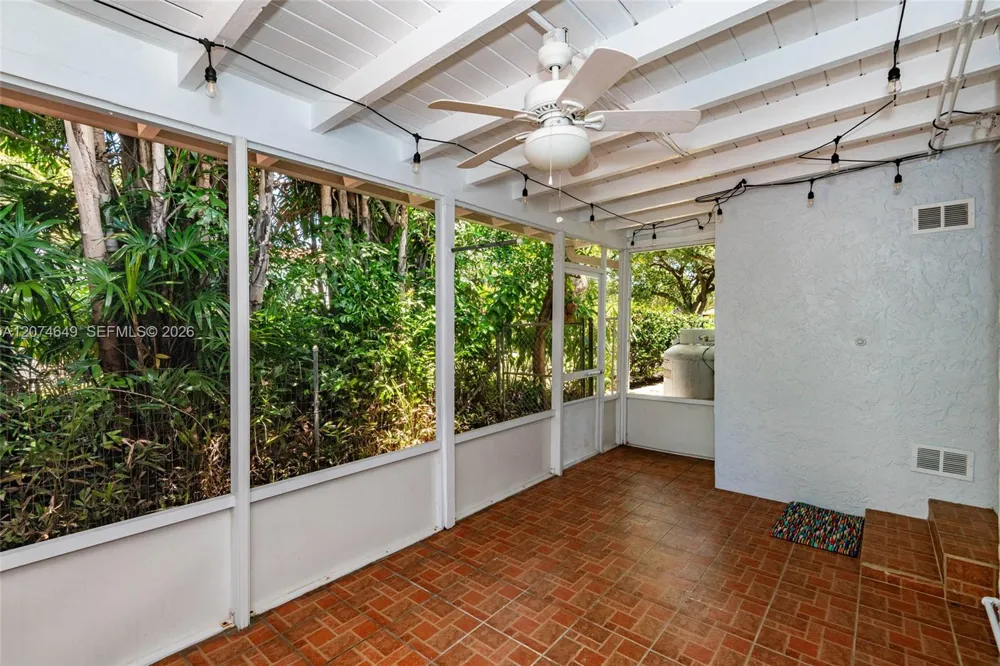 989 Eastward Dr Miami Springs, FL 33166