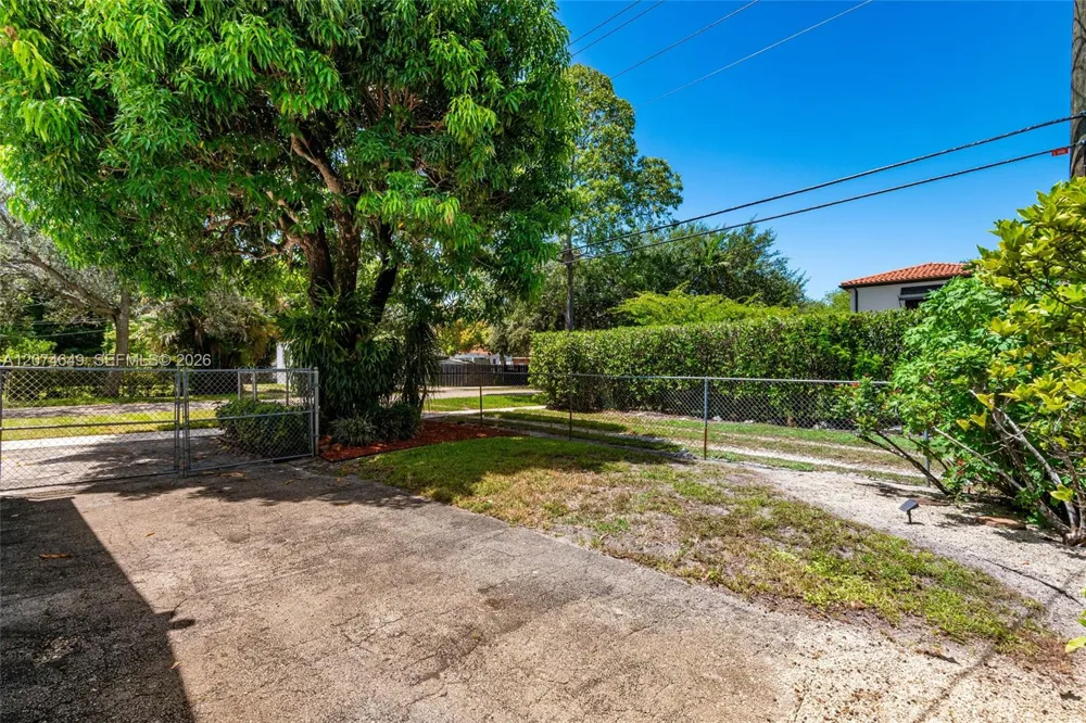 989 Eastward Dr Miami Springs, FL 33166