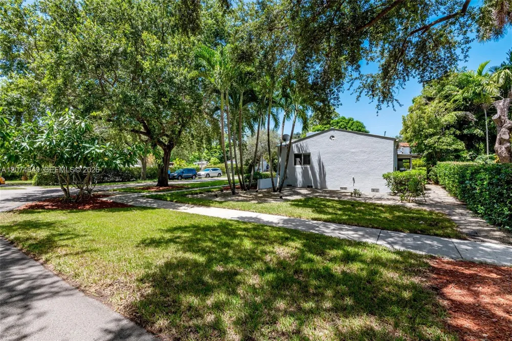 989 Eastward Dr Miami Springs, FL 33166