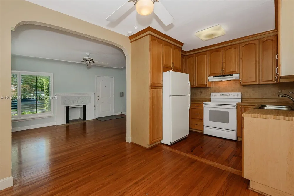 989 Eastward Dr Miami Springs, FL 33166