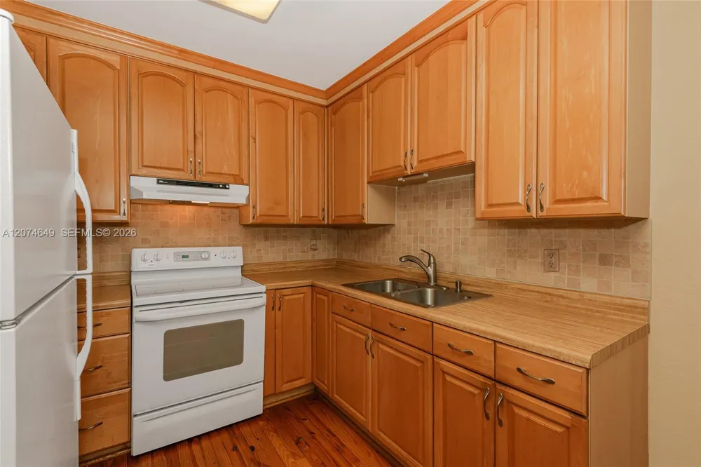 989 Eastward Dr Miami Springs, FL 33166
