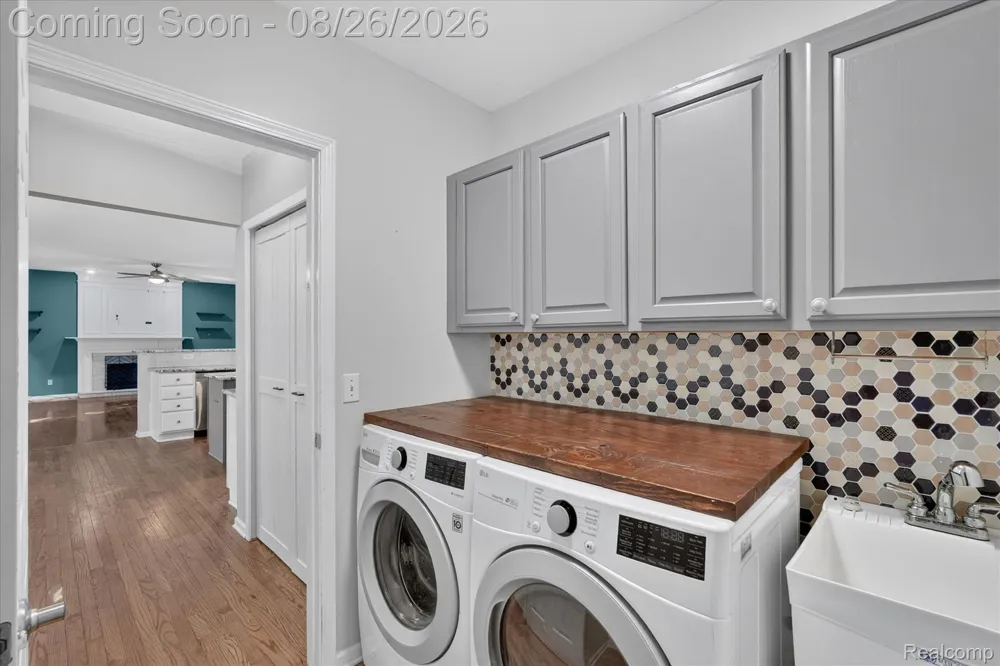 6350 Knob Hill Court Grand Blanc Charter Township, MI 48439