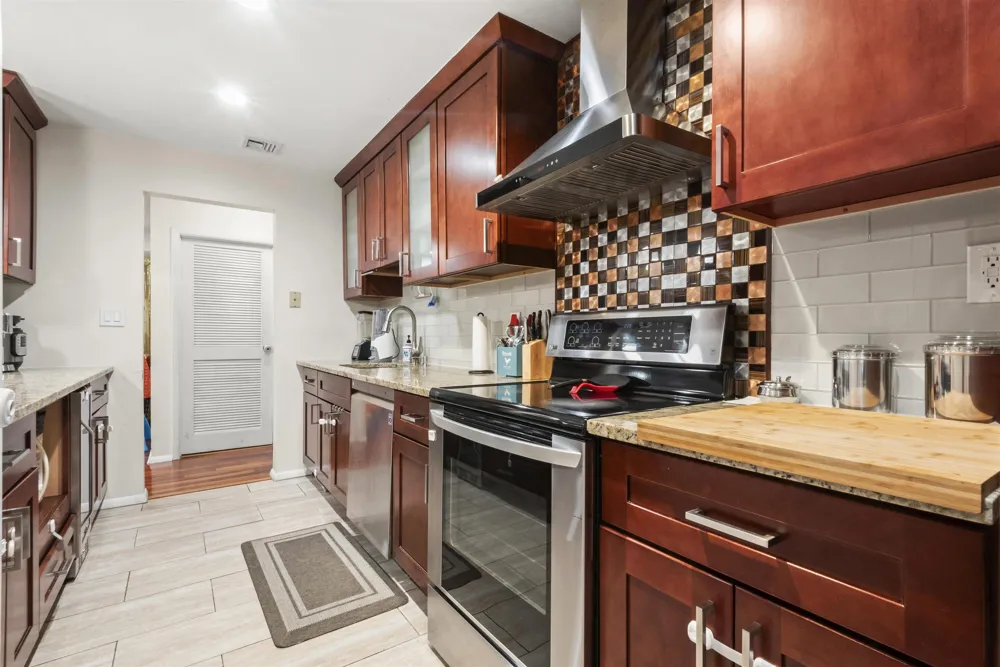 8305 BERGENLINE AVE North Bergen, NJ 07047