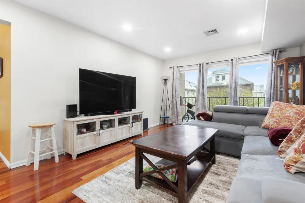 8305 BERGENLINE AVE North Bergen, NJ 07047