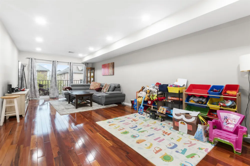 8305 BERGENLINE AVE North Bergen, NJ 07047