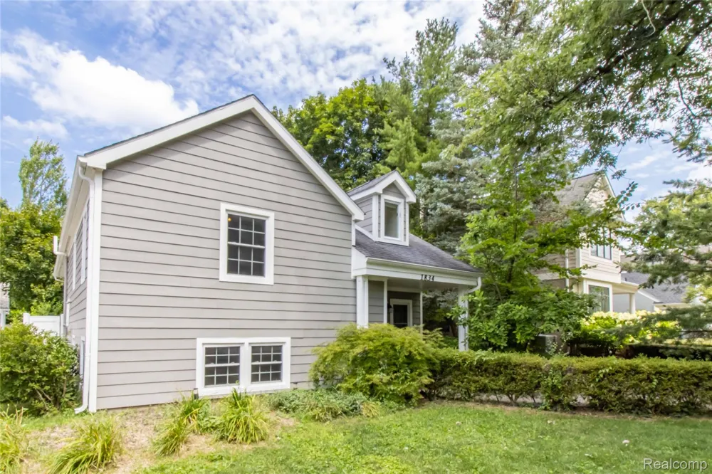 1834 Fairview Street Birmingham City, MI 48009