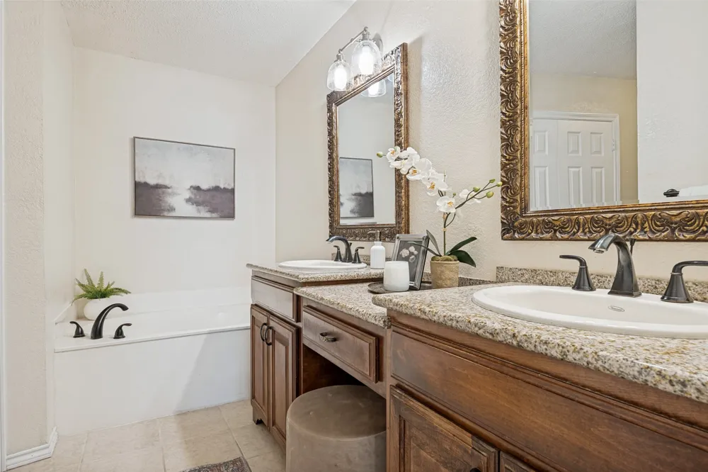 2922 Andrea Lane Garland, TX 75040