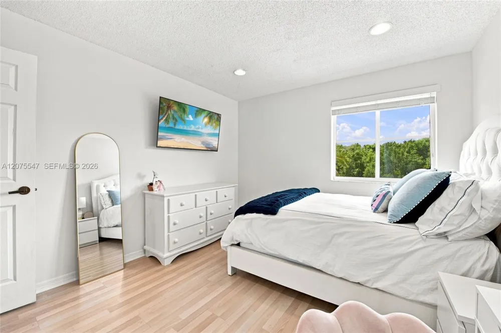 861 Crestview Cir Weston, FL 33327