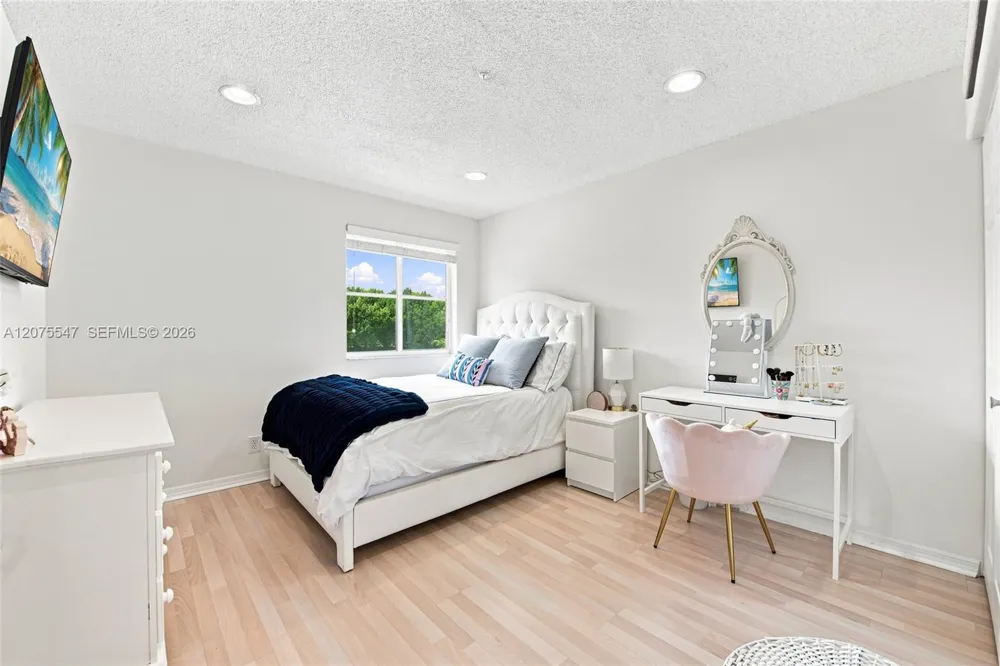 861 Crestview Cir Weston, FL 33327