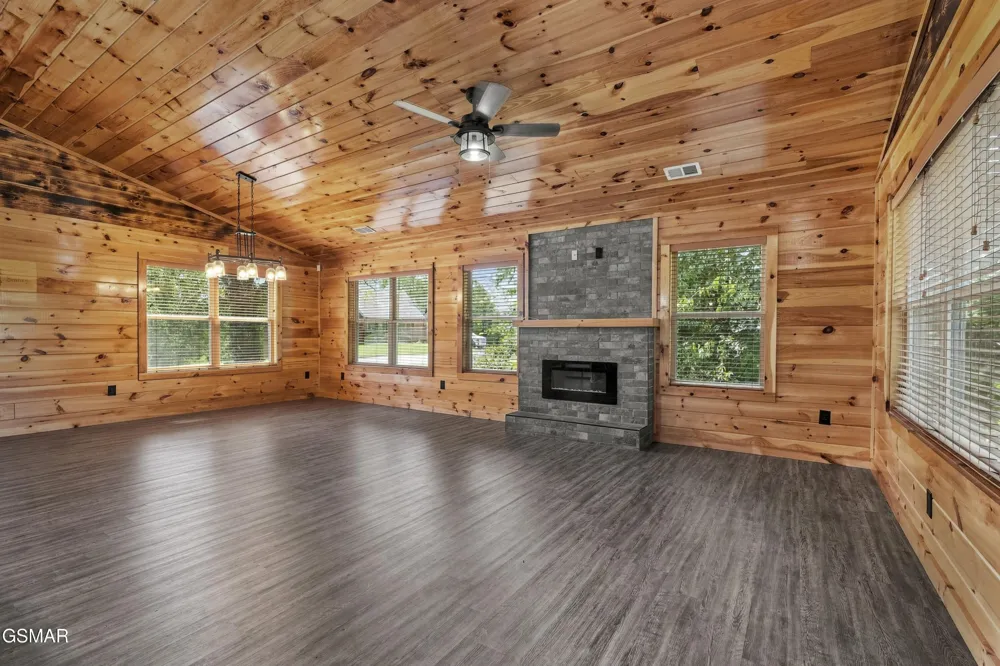 353 Oak Lake Drive Drive Sevierville, TN 37876