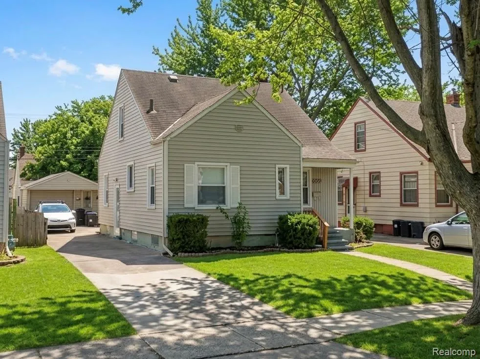 20220 Elkhart Street Harper Woods City, MI 48225