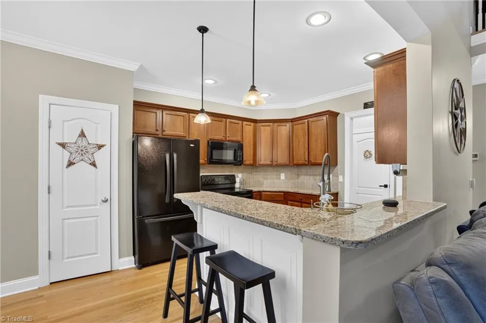 8915 Grove Park Drive Oak Ridge, NC 27310