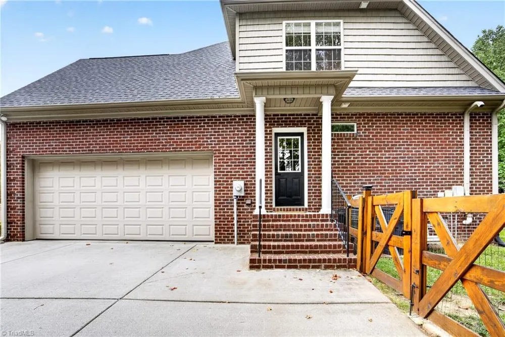 8915 Grove Park Drive Oak Ridge, NC 27310
