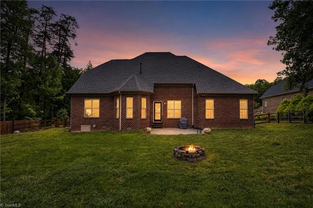 8915 Grove Park Drive Oak Ridge, NC 27310