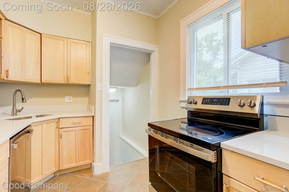 571 W Saratoga Street Ferndale City, MI 48220