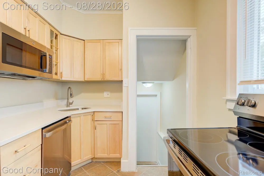 571 W Saratoga Street Ferndale City, MI 48220