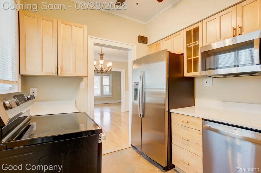 571 W Saratoga Street Ferndale City, MI 48220