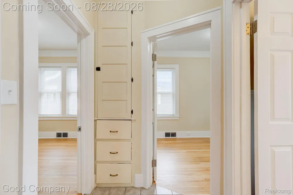 571 W Saratoga Street Ferndale City, MI 48220