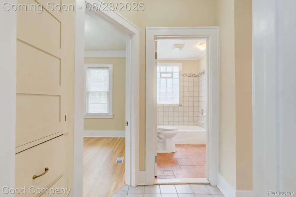 571 W Saratoga Street Ferndale City, MI 48220