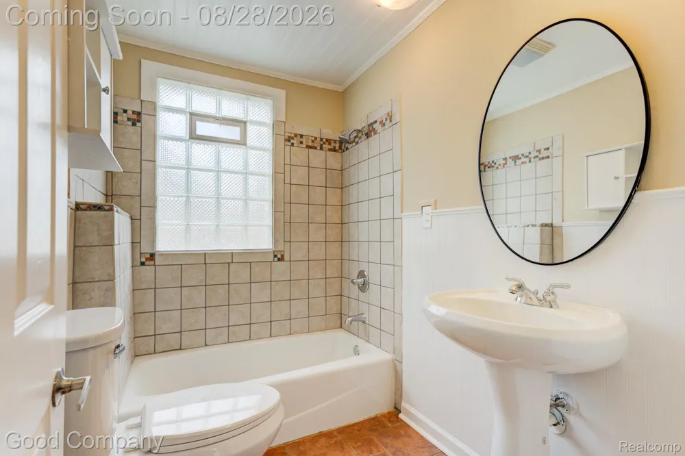 571 W Saratoga Street Ferndale City, MI 48220