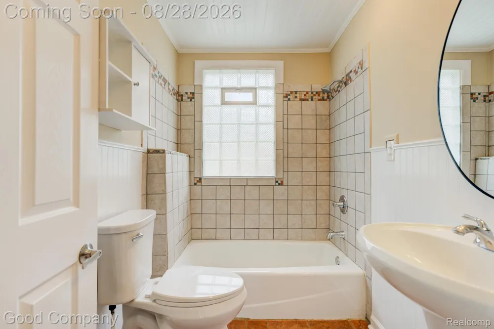 571 W Saratoga Street Ferndale City, MI 48220