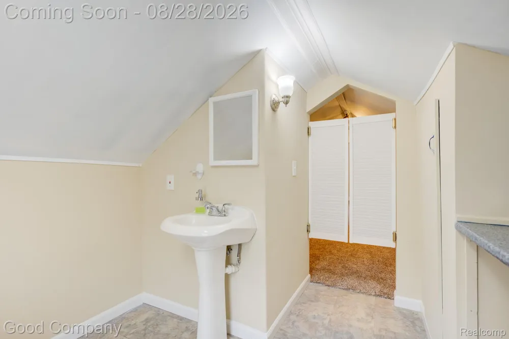 571 W Saratoga Street Ferndale City, MI 48220