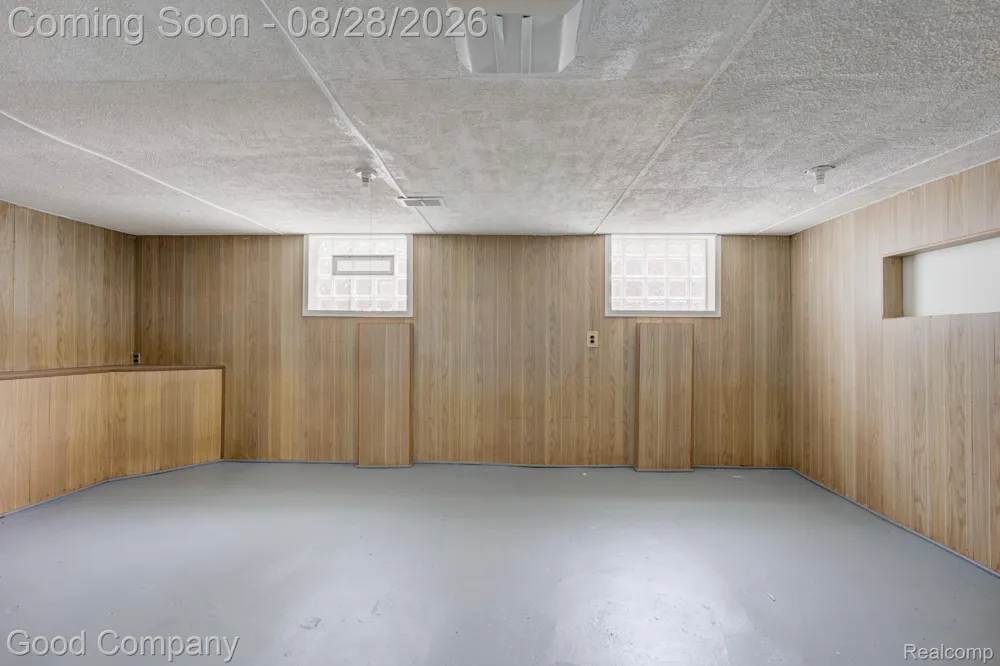 571 W Saratoga Street Ferndale City, MI 48220
