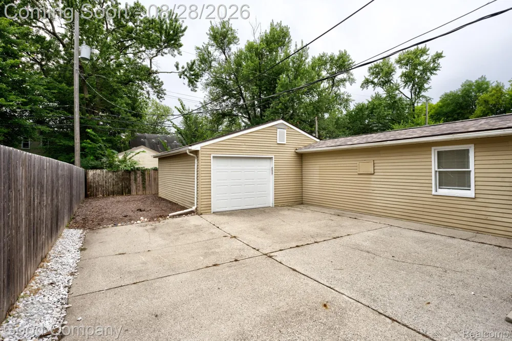 571 W Saratoga Street Ferndale City, MI 48220