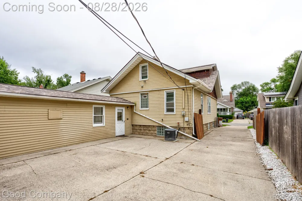 571 W Saratoga Street Ferndale City, MI 48220