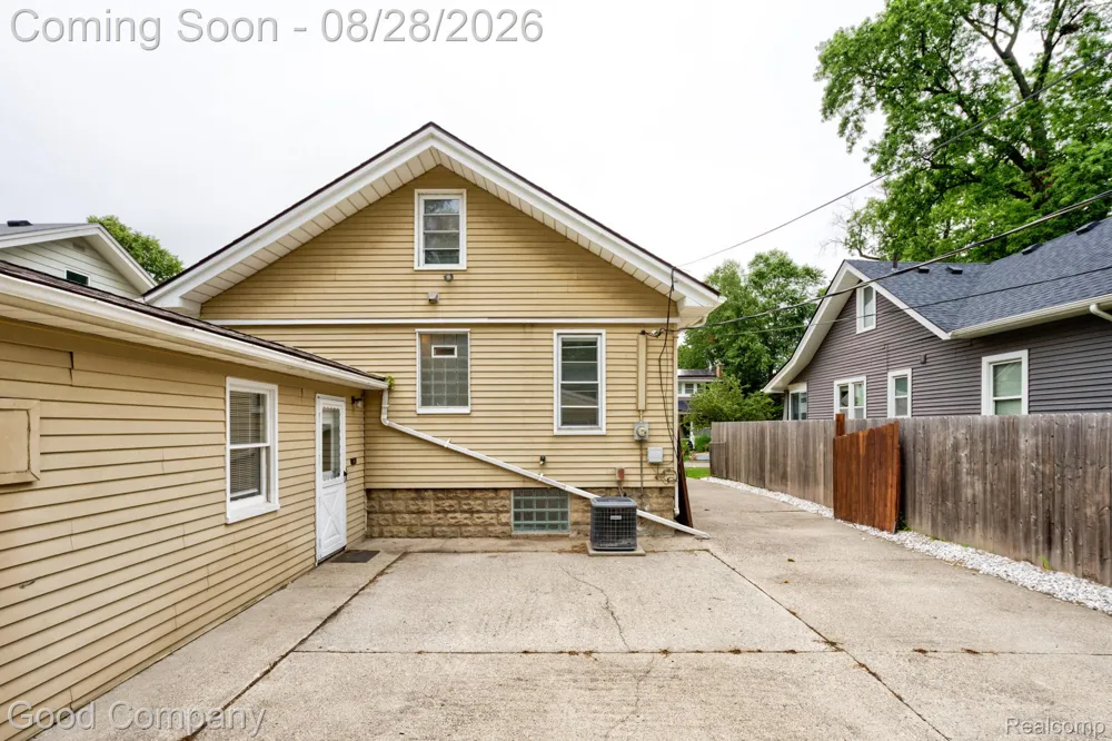 571 W Saratoga Street Ferndale City, MI 48220