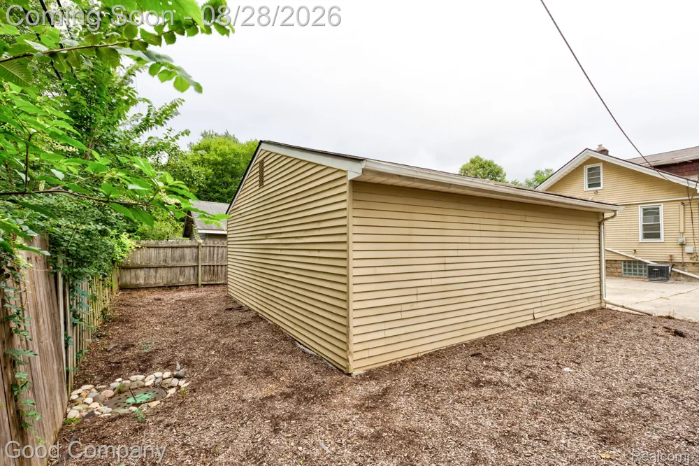 571 W Saratoga Street Ferndale City, MI 48220