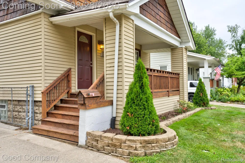 571 W Saratoga Street Ferndale City, MI 48220