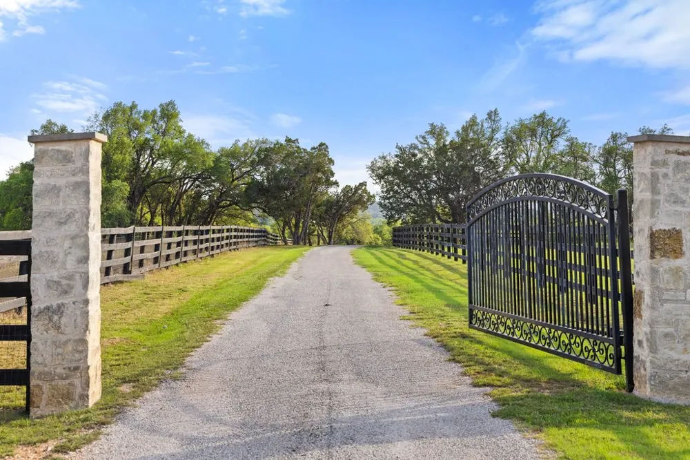 2560 Bell Springs Road Dripping Springs, TX 78620