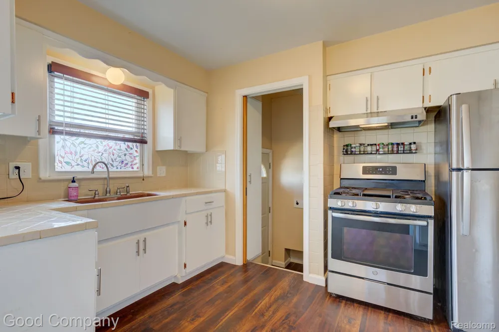 12737 Commonwealth Street Southgate City, MI 48195