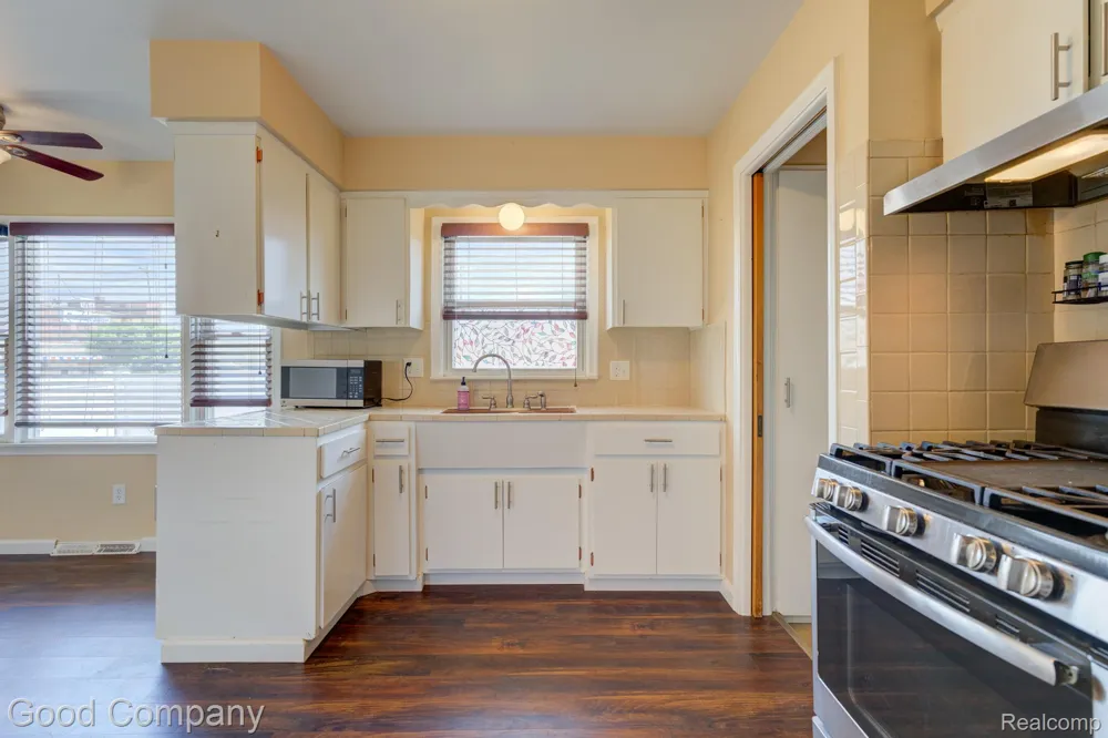 12737 Commonwealth Street Southgate City, MI 48195