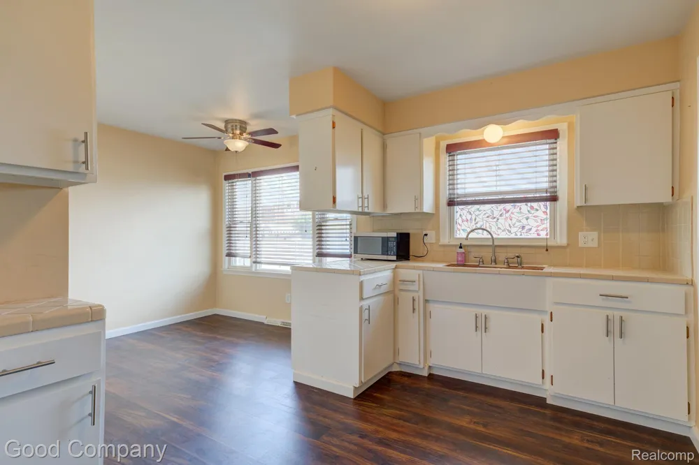 12737 Commonwealth Street Southgate City, MI 48195